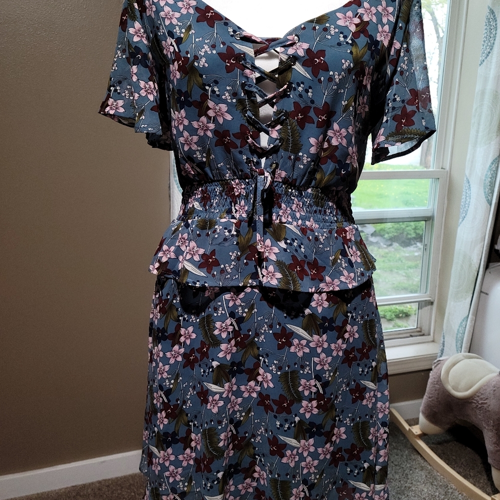 L Love blue floral ruffle knee length Sz S Dress
